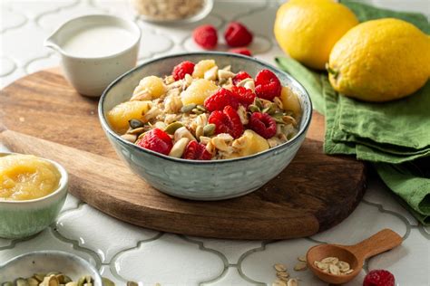 Porridge Con Polpa Di Mela E Pesca Frutta Secca E Lamponi