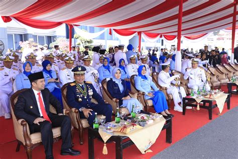 Hadiri Upacara Parade Dan Defile Hut Tni Al Ke Wagub Emil Jayalah