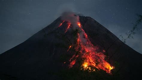 Gunung Merapi Luncurkan Guguran Lava Sebanyak Kali Aktual