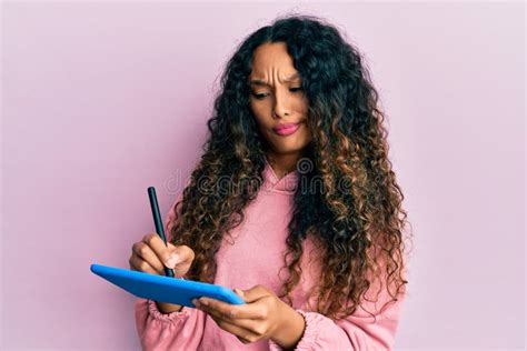 Joven Latina Usando Touchpad Escribiendo En Pantalla Escéptica Y Nerviosa Frunciendo El Ceño