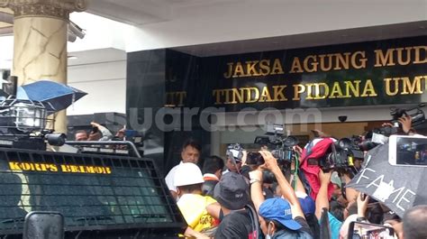 Tiba Di Kejagung Naik Rantis Brimob Ferdy Sambo Dan Putri Candrawathi