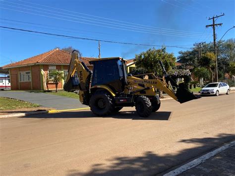 Município de Lagoa dos Três Cantos adquire retroescavadeira nova