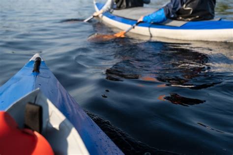 Los Turistas En Kayak Van Por Las Tranquilas Aguas Del Lago En Un D A