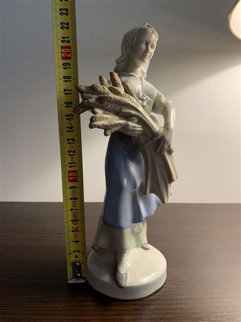 Figurka Porcelana Kobieta I K Osy Cz Stochowa Parkitka Olx Pl