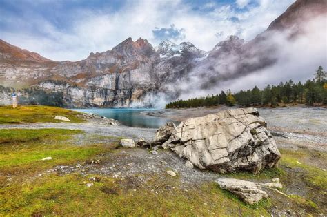 Vue Spectaculaire D Automne Sur Le Lac Oeschinensee Sc Ne Des Alpes