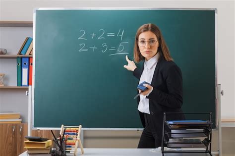 Jeune Femme Enseignante Portant Des Lunettes Debout Pr S Du Tableau