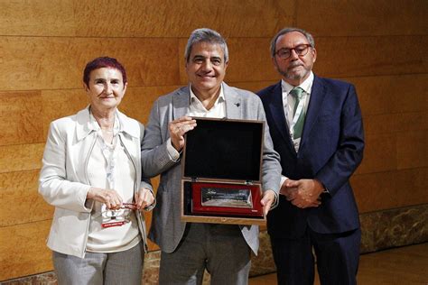 El catedrático Francisco J Tinahones recibe el premio al mejor