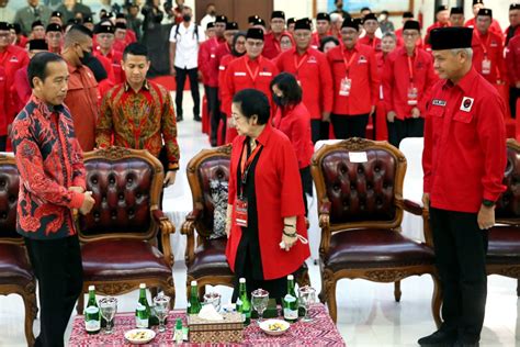 Heboh Jokowi Puji Ganjar Pas Rakernas III PDIP Hasto Semua Tepuk