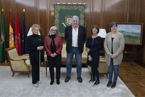 El Alcalde De Pamplona Se Re Ne Con La Presidenta De Cermin Pamplona