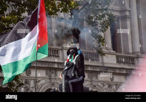 London Großbritannien Oktober 2023 Ein Demonstrant klettert in