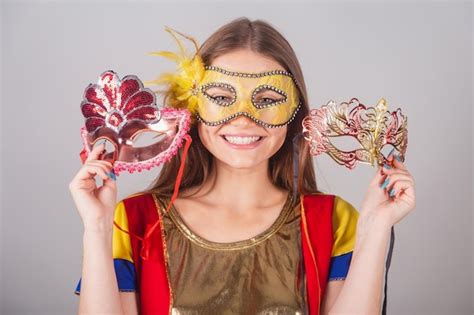 Mujer Rubia Brasileña Vestida Con Ropa De Frevo Máscara De Carnaval Sosteniendo Máscaras De