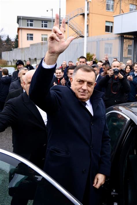 Dodik Sa Tri Prsta Pozdravio Svoje Pristalice Pred Zgradom Suda Bih