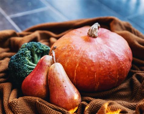 Natura Morta Con Le Verdure E Frutti Sui Precedenti Di Accogliente