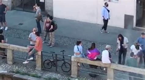 Fase 2 a Milano Navigli affollati è polemica sui social