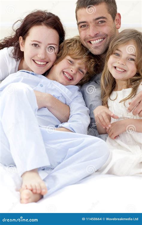 Retrato De La Familia Joven Que Miente En Cama Foto De Archivo Imagen