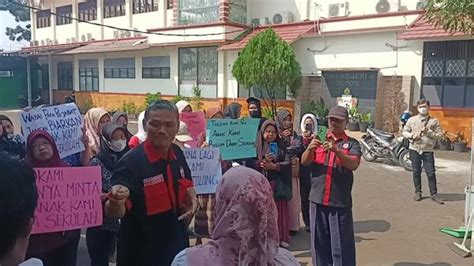 Anak Tak Lolos Ppdb Puluhan Orang Tua Kembali Demo Di Depan Sman Depok