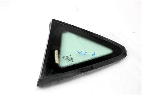 1686700300 Mercedes форточка задняя левая верхняя