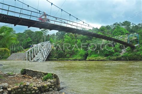 Jembatan Ambruk Antara Foto