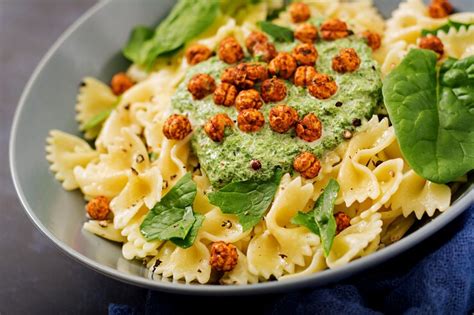 Free Photo Vegan Farfalle Pasta With Spinach Sauce With Fried Chickpeas