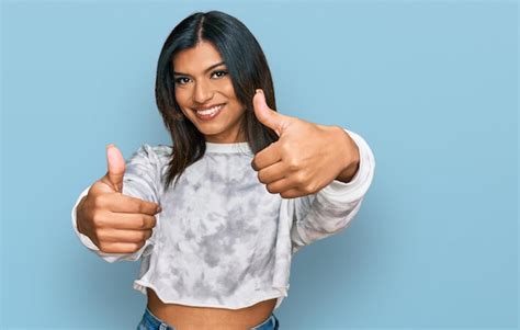 Jovem latina transexual transgênero vestindo roupas casuais aprovando