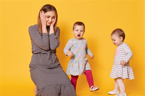 Photo Libre De Droit De Un Portrait De La Mère Fatiguée Stressée Qui