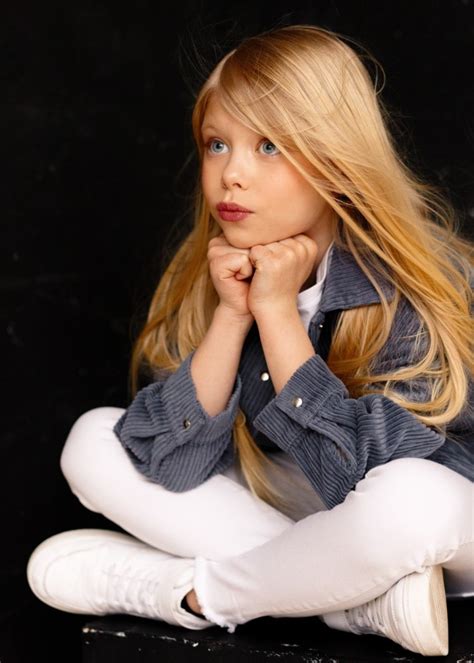 height 134cm 4 5 shoe 33 eu 1½ us 13½ uk hair blond eyes blue gray