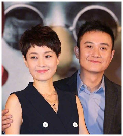 与文章离婚后，马伊琍新恋情曝光，与神秘男子餐厅约会上演摸脸杀