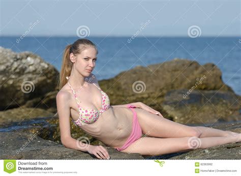 Blonde Atractivo Delgado En El Bikini Del Desgaste De La Playa Foto De
