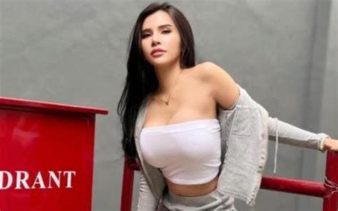 Seksinya Maria Vania Kenakan Kemben Ketat Netizen Hot Banget