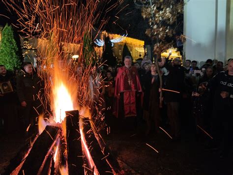 Video Obele Eno Badnje Ve E Tradicionalno Paljenje Badnjaka Naslovi Net