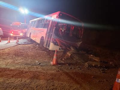 Colis O Frontal Entre Nibus E Carro Deixa Quinze Feridos E Um Bito