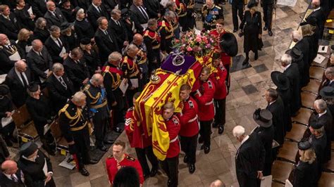 Após funeral começa cortejo final de Elizabeth II ISTOÉ Independente