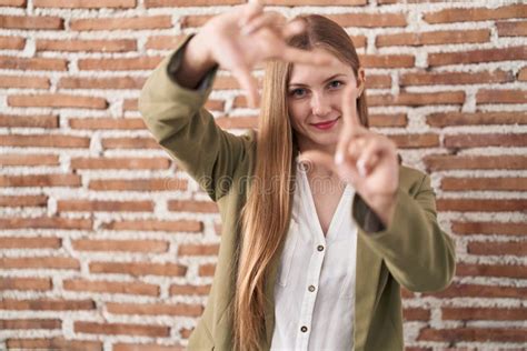 Joven Caucásica Parada Sobre Ladrillos Fondo De Pared Sonriendo