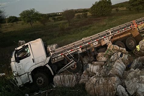 Ba Motorista De Anos Vem A Bito Ap S Caminh O Capotar Entre