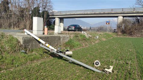 Fleximan A Ivrea Abbattuto L Autovelox Della Statale La Stampa