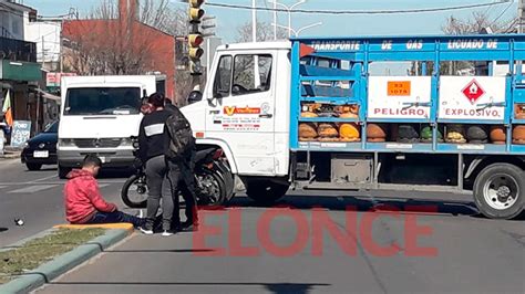 Un Camión Con Garrafas Chocó Contra Una Moto En Avenida Ramírez Hay Un