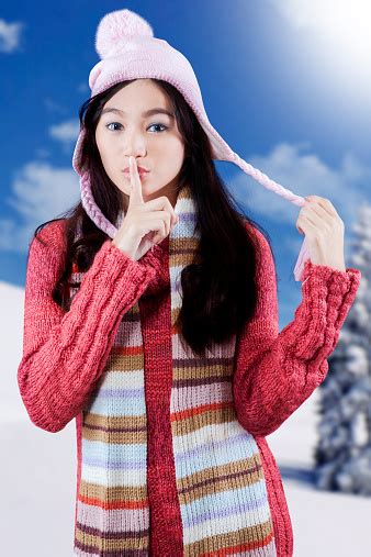 귀여운 여자아이 경고 과묵 수 겨울에 대한 스톡 사진 및 기타 이미지 겨울 경계 표지 계절 Istock