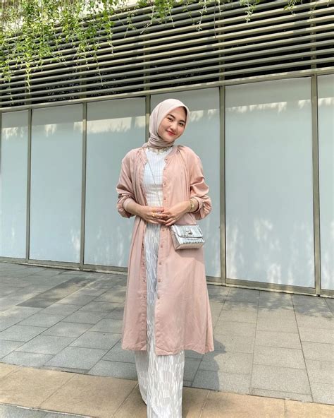 Inspirasi Outfit Earth Tone Ala Intan Ghazella Bikin Adem