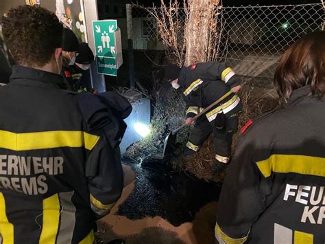 Freiwillige Feuerwehr Krems Donau Laustritt Aus Kanister Rasch Beseitigt