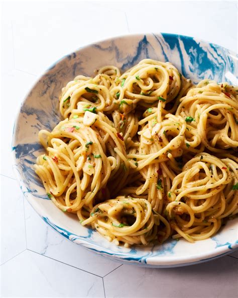 One Pot Spaghetti Aglio E Olio Easiest Min Vegan Pasta