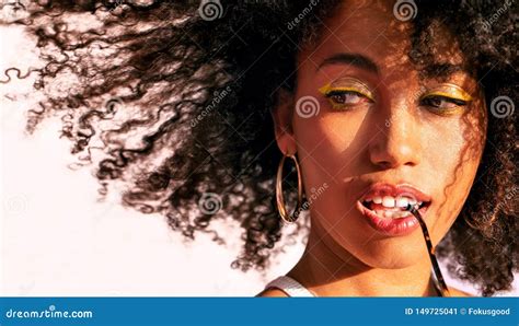 Porträt Von Vorbildlichem Latina in Der Bewegung Stockbild Bild von freude glücklich 149725041