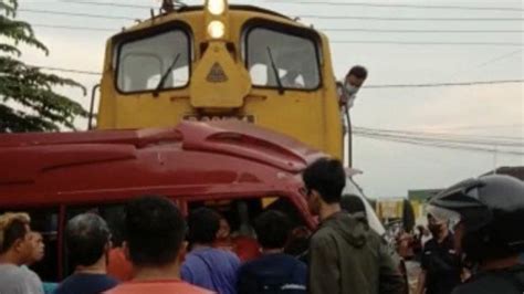 Mobil Prona Ditabrak Kereta Wisata Di Ambarawa Mobil Terseret Meter