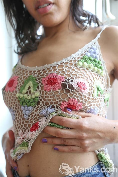 Sexy Br Nette Latina Lina Bembe Posiert Nackt Und Reibt Sich Ihre Haarige Fotze Coedcherry