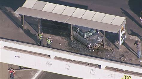 Carro atropela cinco pessoas em parada de ônibus mulher cai de viaduto