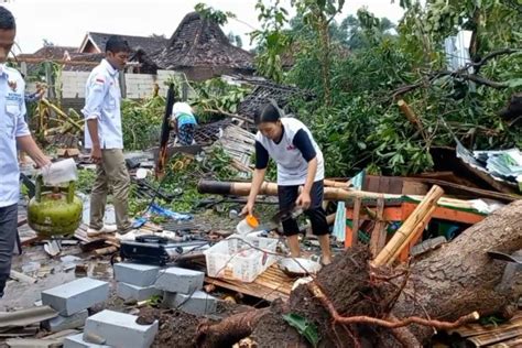 Rumah Di Madiun Rusak Diterjang Angin Puting Beliung Antara News