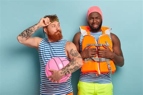 Un Homme Afro Mécontent étant De Mauvaise Humeur Porte Un Bonnet De