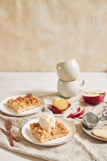 Tarta De Manzana Casera Con Crumble Y Helado Sobre Una Mesa Blanca