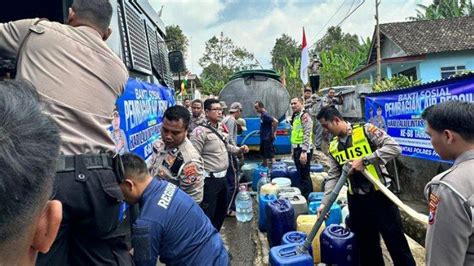 Bantu Logistik Relawan Kebakaran Dan Salurkan Air Cara Polres Pasuruan