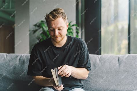 El Hombre Cristiano Sostiene La Santa Biblia En Las Manos Leyendo La