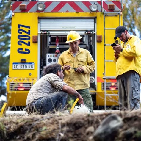 Trabajan Para Controlar Un Incendio Forestal En El Parque Nacional Los